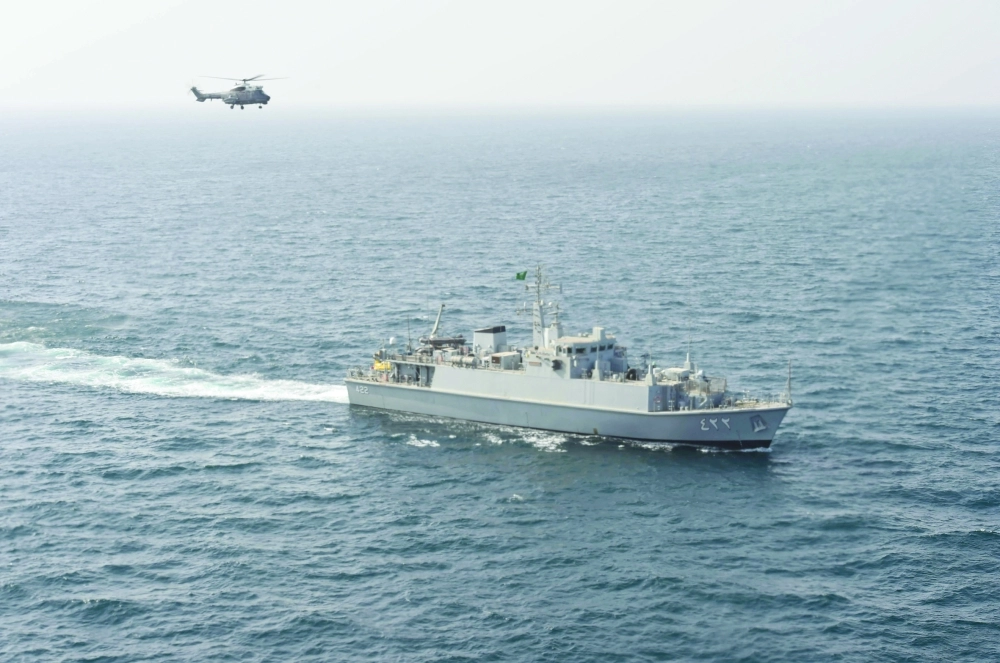 طائرة تؤمن إحدى السفن خلال التدريبات (واس)