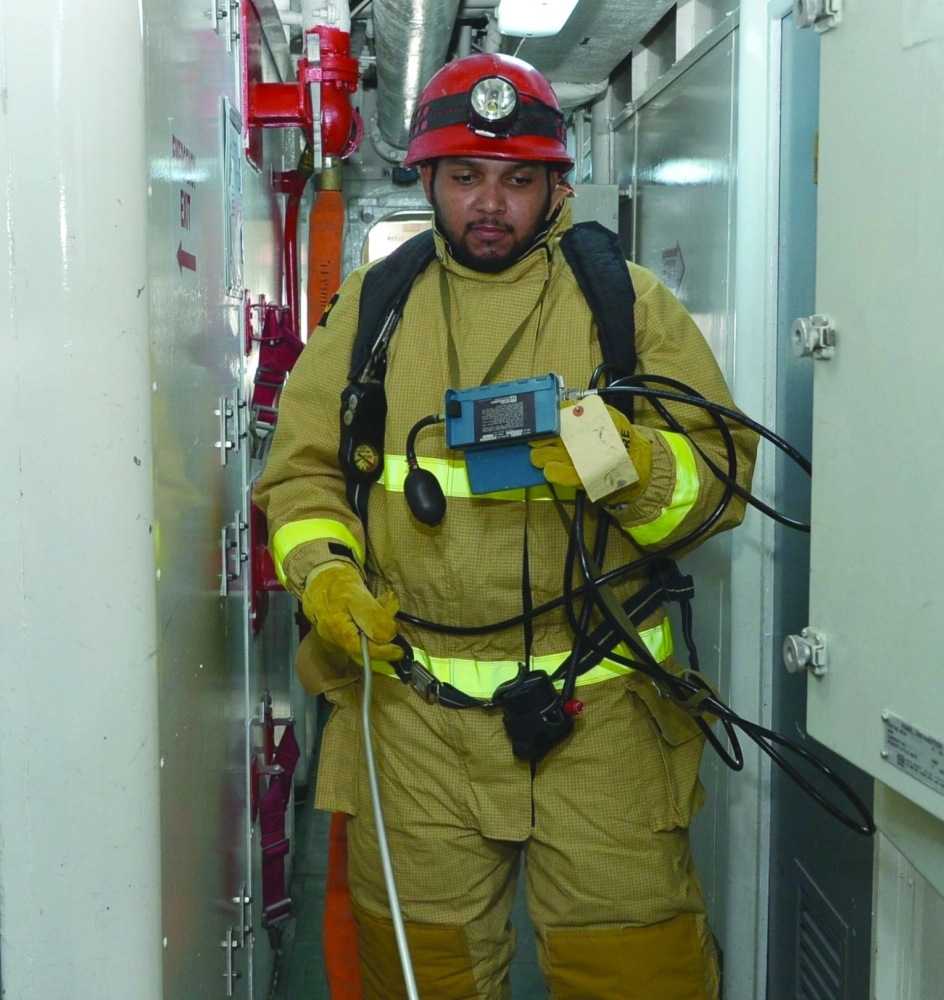 تدريب على مكافحة حرائق السفن