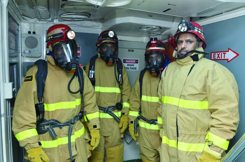 مشاركون خلال التدريب على مكافحة حرائق السفن (واس)