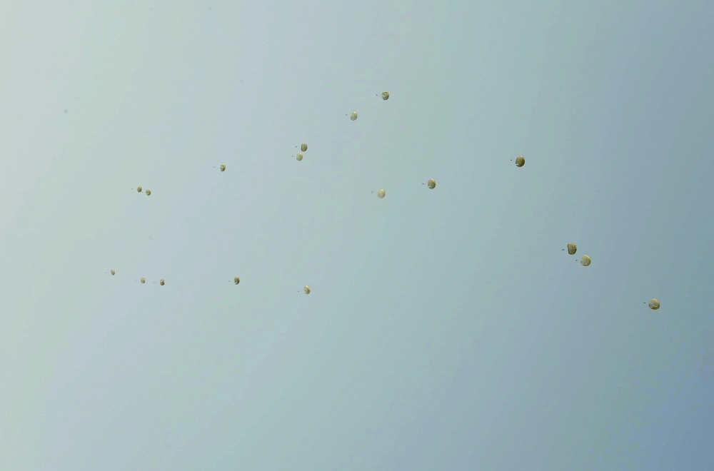 إنزال مظلي خلال فعاليات التدريب