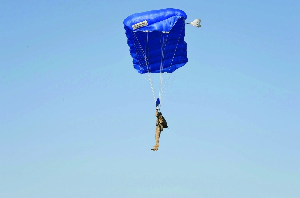 إنزال مظلي خلال فعاليات التدريب