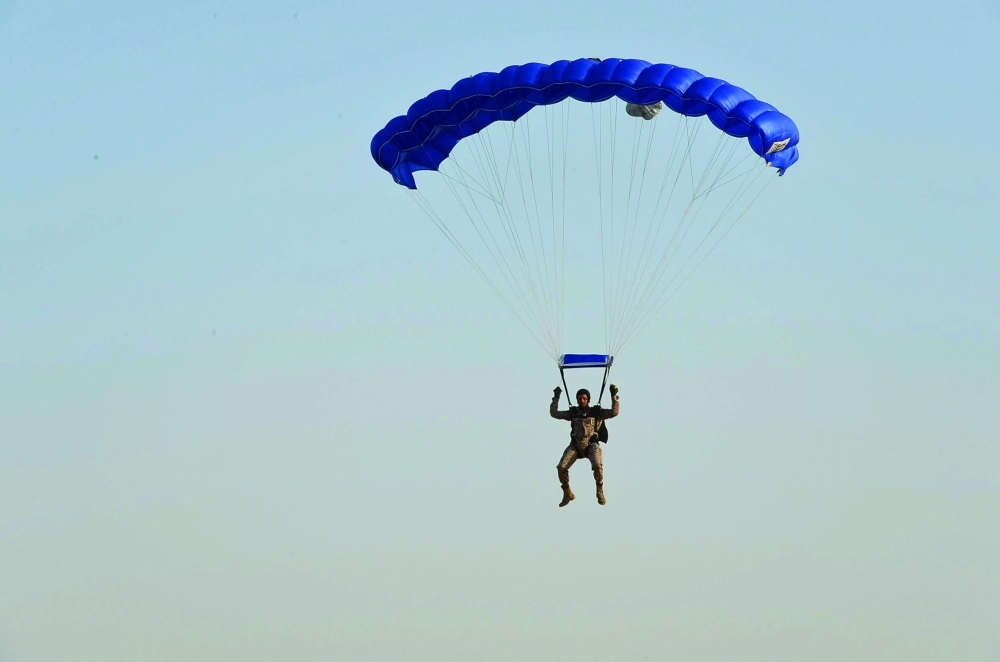 إنزال مظلي خلال فعاليات التدريب