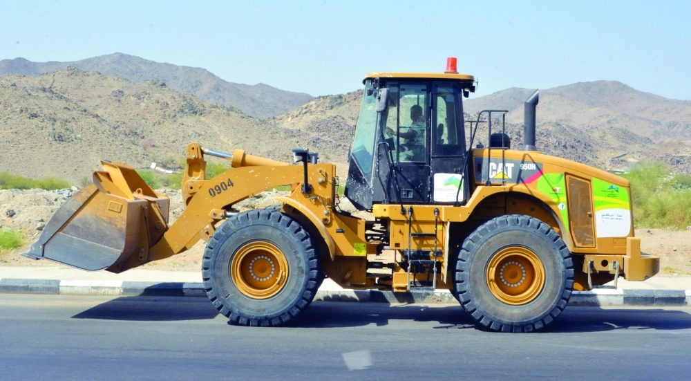 إحدى آليات النظافة التابعة للبلدية  (عبدالمحسن دومان)