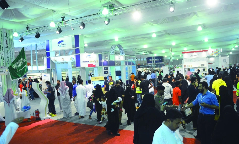 زوار داخل معرض جدة للكتاب                                                                   (مكة) 