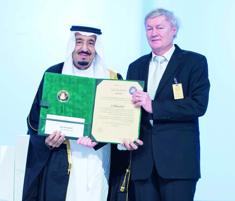 الملك سلمان مكرما أحد الفائزين بجائزة الملك فيصل العام الماضي                         (مكة)