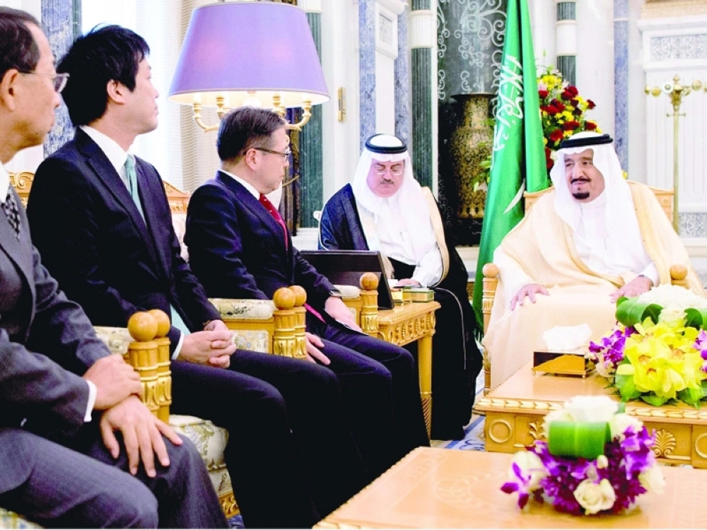 الملك سلمان لدى استقباله هيروشيغي سيكو وكينتارو سونورا في مكتبه بقصر اليمامة (واس)