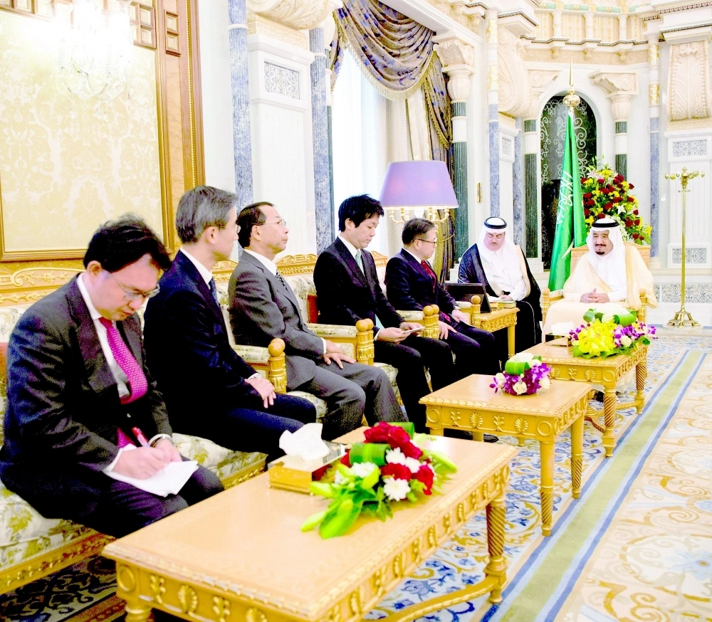 الملك سلمان لدى استقباله هيروشيغي سيكو وكينتارو سونورا في مكتبه بقصر اليمامة (واس)