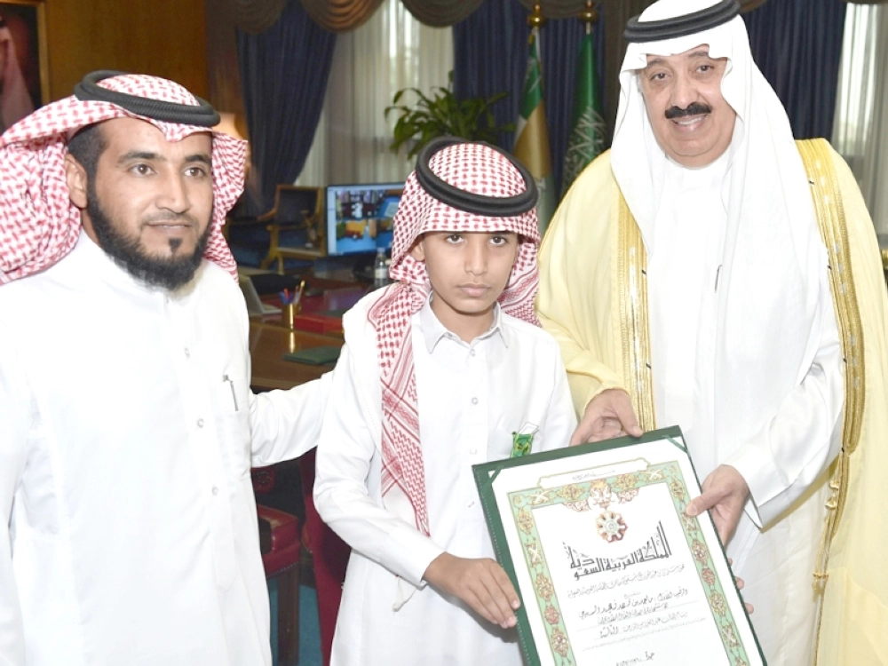 الأمير متعب بن عبدالله خلال استقباله ذوي شهداء الواجب من أفراد الحرس الوطني في نجران