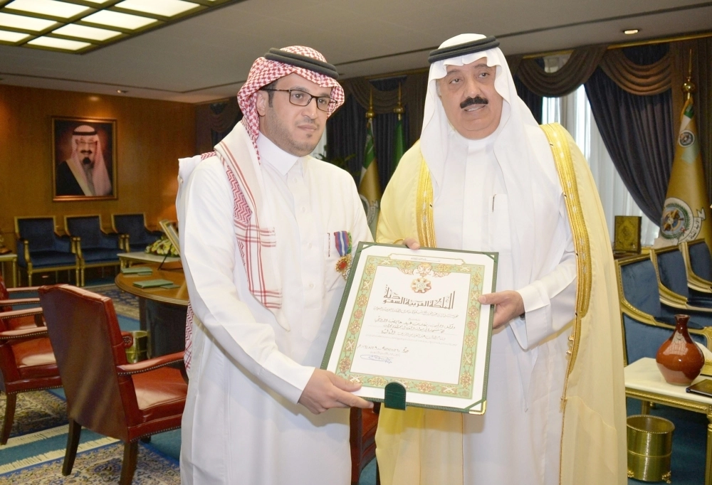 الأمير متعب بن عبدالله خلال استقباله ذوي شهداء الواجب من أفراد الحرس الوطني في نجران