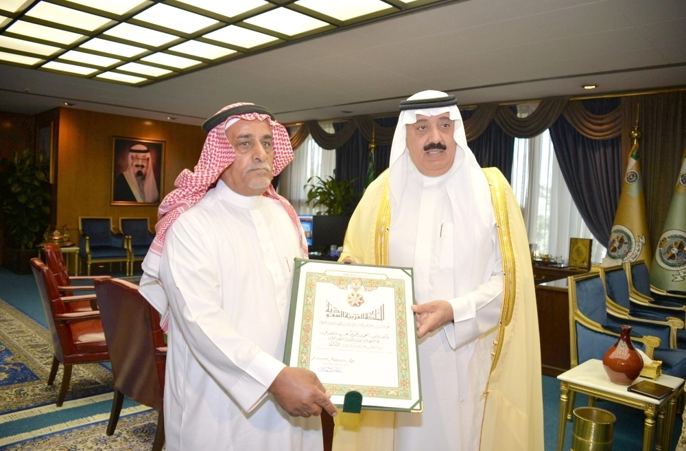 الأمير متعب بن عبدالله خلال استقباله ذوي شهداء الواجب من أفراد الحرس الوطني في نجران 