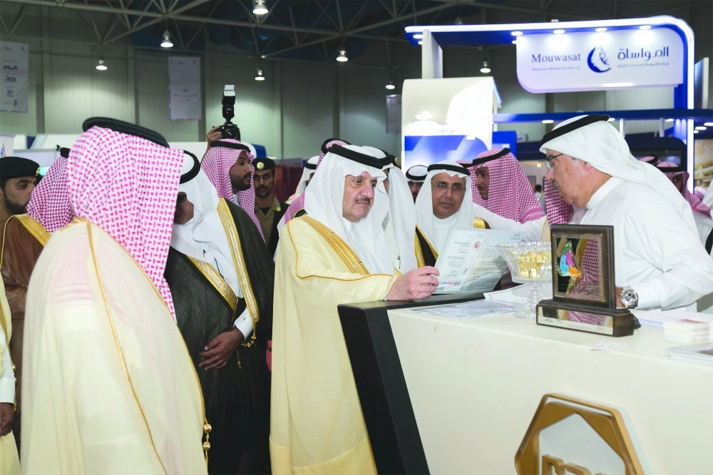 أمير الشرقية في جناح إحدى الشركات العارضة (حمدان الدوسري)