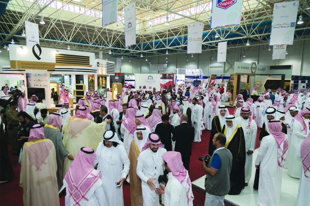 زوار في افتتاح معرض الوظائف أمس               (حمدان الدوسري)