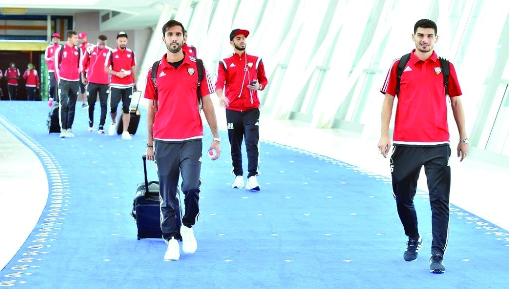 بعثة الإمارات لحظة وصولها جدة أمس