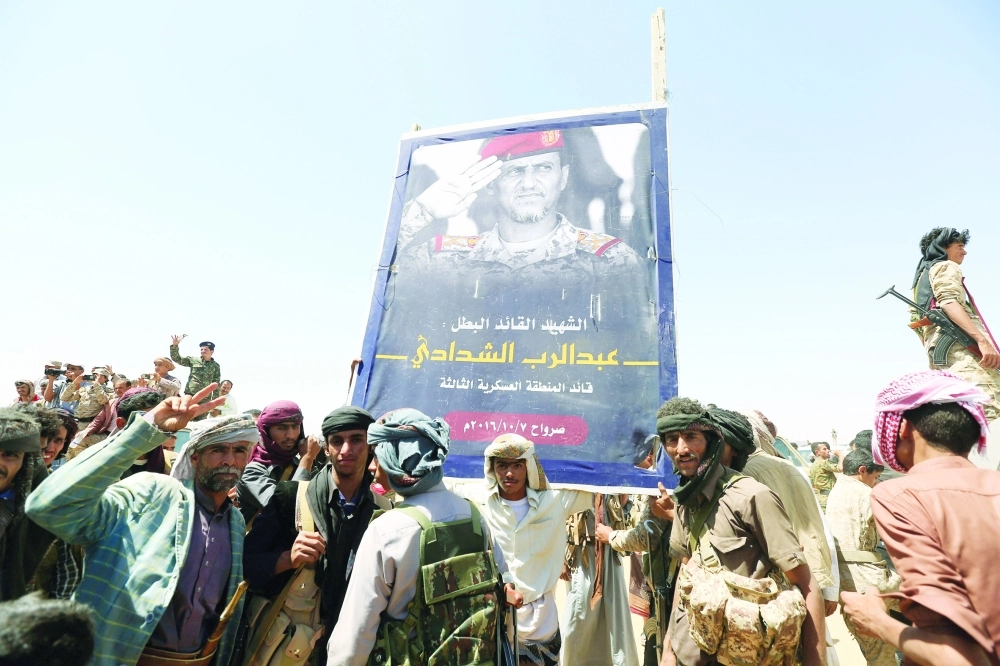 يمنيون يشيعون في مأرب أمس جثمان اللواء الشدادي الذي قتل في اشتباك مع الحوثيين بصرواح                                                                 (رويترز) 