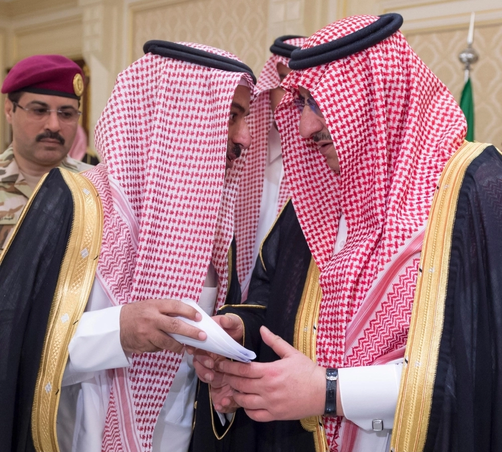 ولي العهد في حديث مع أحد المسؤولين