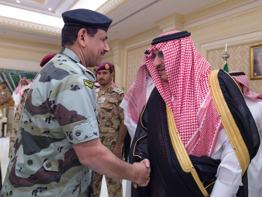 ولي العهد في حديث مع أحد المسؤولين