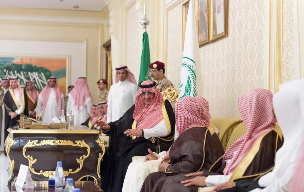 ولي العهد في حديث مع أحد المسؤولين