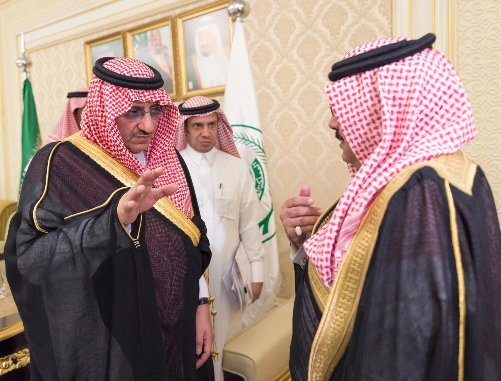 ولي العهد في حديث مع أحد المسؤولين
