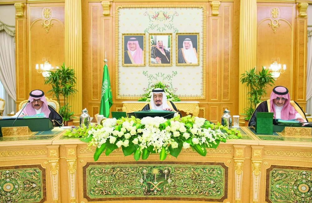 الملك سلمان مترئسا الجلسة ويبدو الأمير محمد بن نايف (واس)