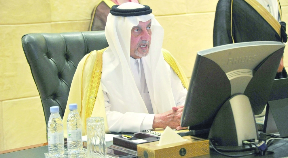خالد الفيصل لدى ترؤسه أمس اجتماع مجلس المنطقة                                             (مكة) 