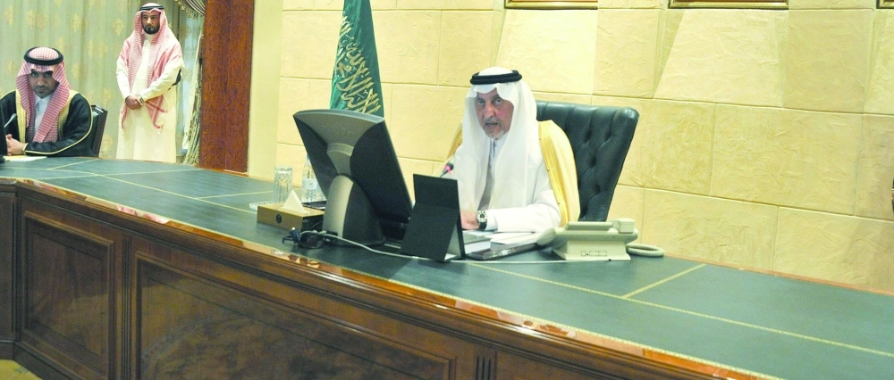 خالد الفيصل لدى ترؤسه أمس اجتماع مجلس المنطقة (مكة) 