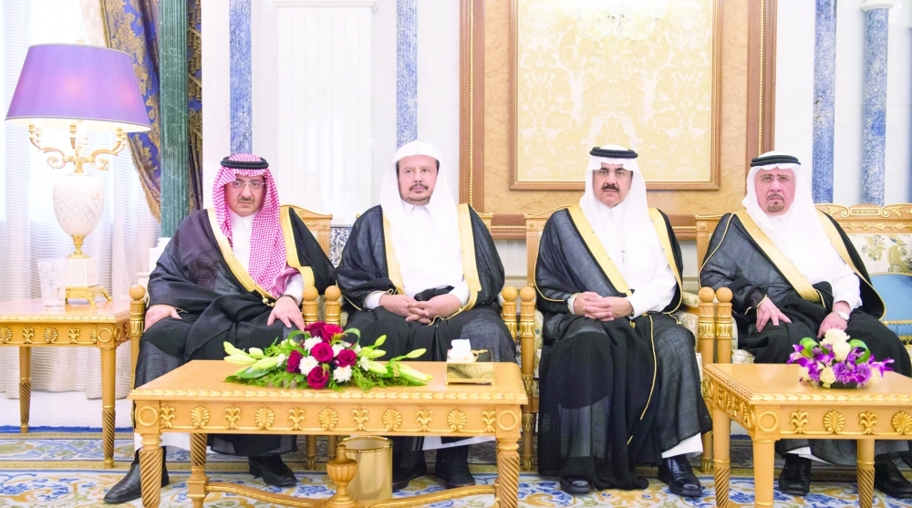 الأمير محمد بن نايف وعبدالله آل الشيخ ومساعد العيبان ونزار مدني خلال اللقاء