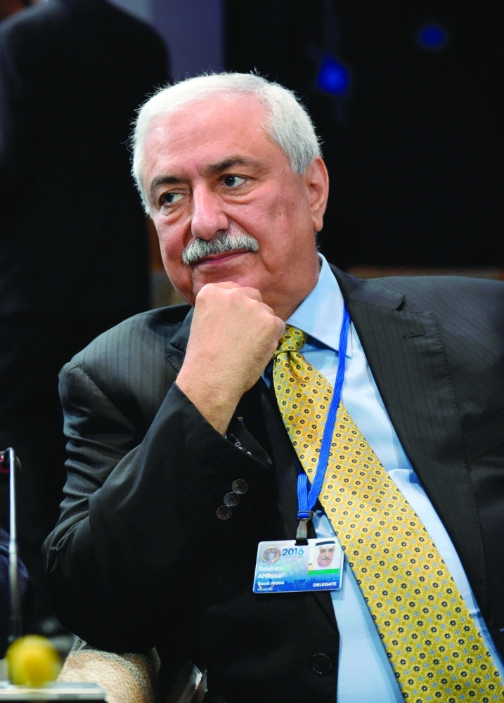 إبراهيم العساف خلال مشاركته في الاجتماعات (مكة)