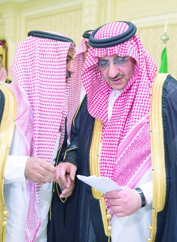 الأمير محمد بن نايف مطلعا على إحدى المعاملات