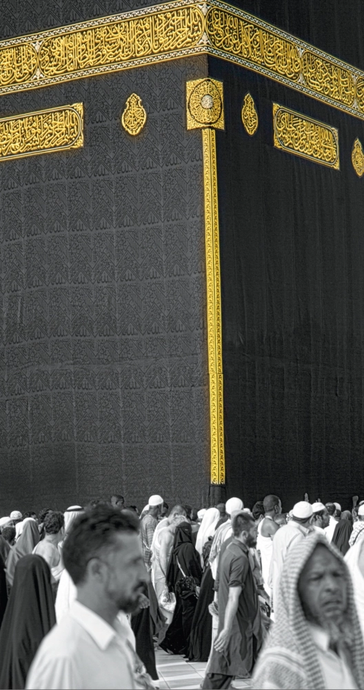 الحلة المذهبة في الركن اليماني بعد تركيبها أمس (أنس الحارثي)

