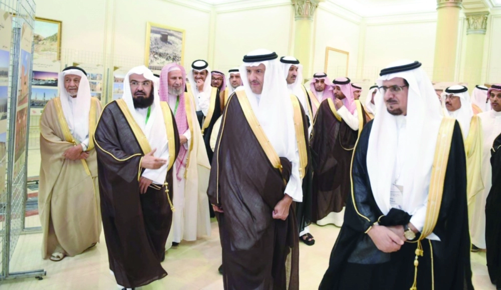 سلطان بن سلمان مطلعا على مخططات لعدد من المساجد التاريخية