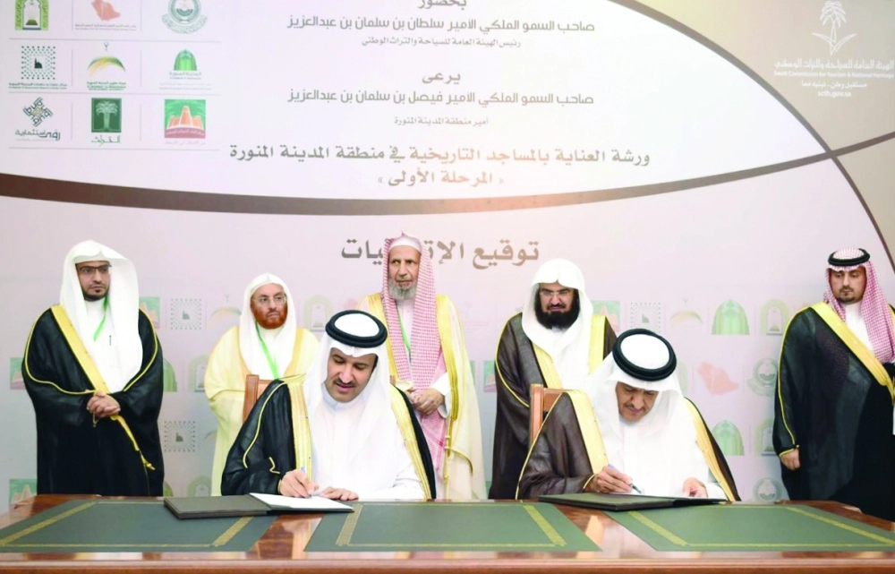 سلطان بن سلمان وفيصل بن سلمان خلال توقيع اتفاقية للعناية بالمساجد التاريخية (واس)