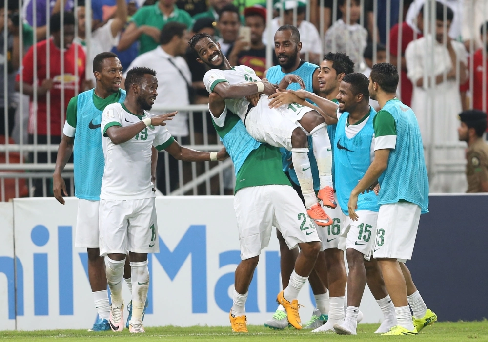 فرحة لاعبي المنتخب السعودي بهدف نواف العابد   (علي القرني)