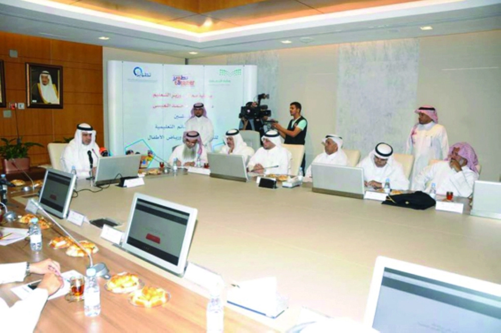 أحمد العيسى خلال تدشين سابق للقسائم التعليمية                    (مكة)