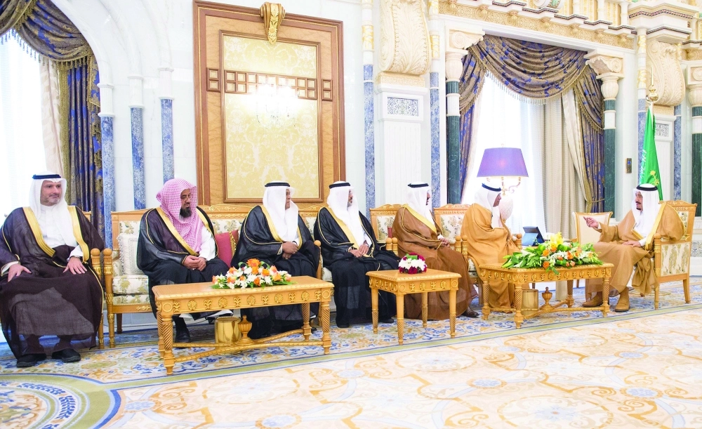 خادم الحرمين لدى لقائه أعضاء إدارة الكرسي في مكتبه بقصر اليمامة أمس 
