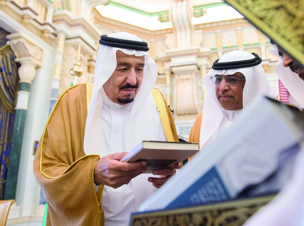 الملك سلمان لدى تسلمه المجموعة الأولى من إصدارات الكرسي 