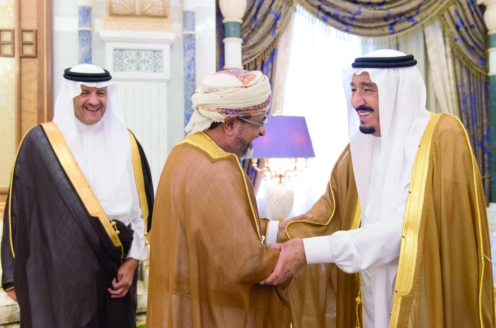 .. ومصافحا وزير السياحة العماني بحضور سلطان بن سلمان 