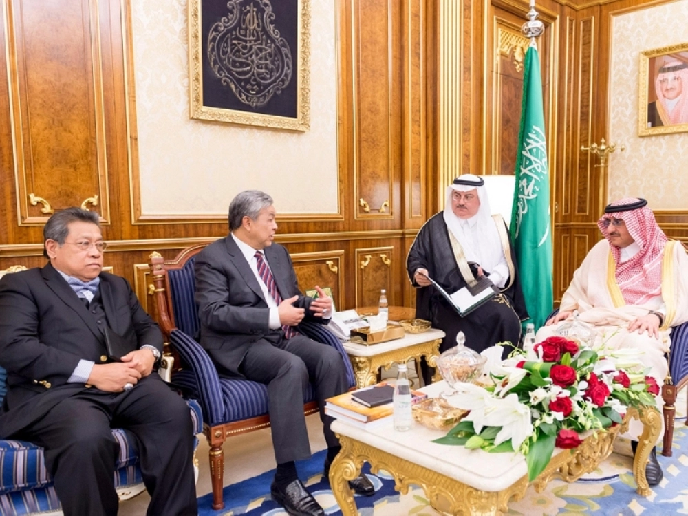 الأمير محمد بن نايف لدى لقائه أحمد حميدي في قصر اليمامة بالرياض (واس)