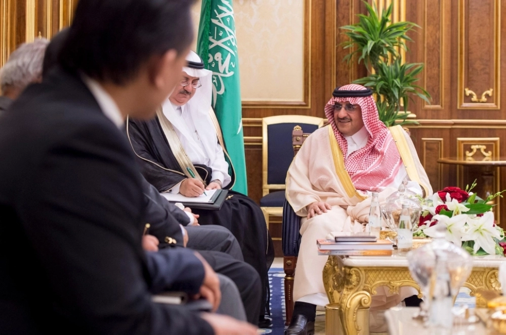 الأمير محمد بن نايف لدى لقائه أحمد حميدي في قصر اليمامة بالرياض (واس)