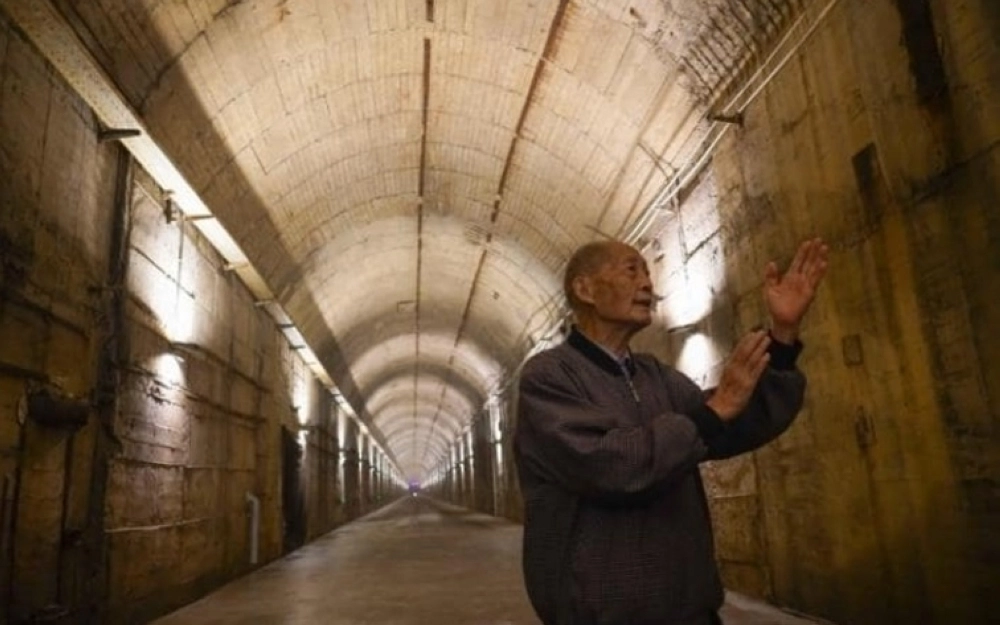 مساعد المدير السابق للمحطة تشانج شياو دونج يتحدث للسياح