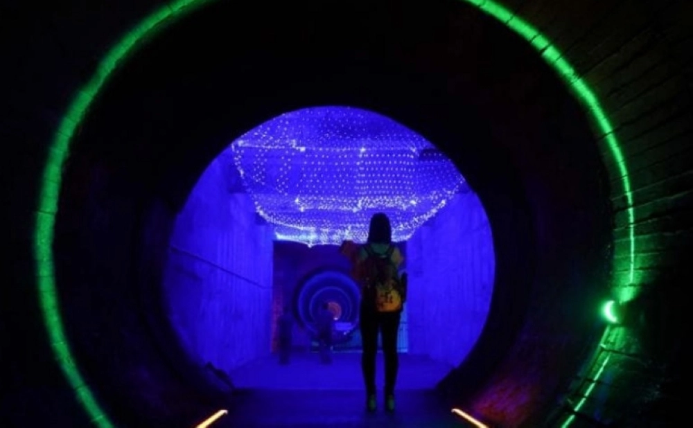 الأنفاق واسعة جدا لدرجة إمكانية عبور سيارة بوسطها