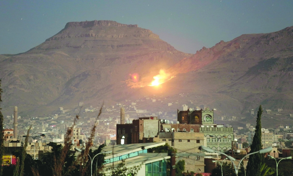    نيران تلتهم مخزن أسلحة للانقلابيين في صنعاء بعدما استهدفته غارة للتحالف (أ ب)