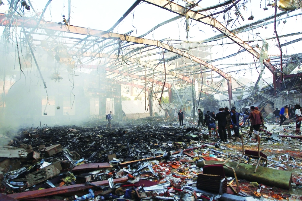 آثار استهداف مجلس العزاء في صنعاء السبت الماضي                                       (أ ف ب)