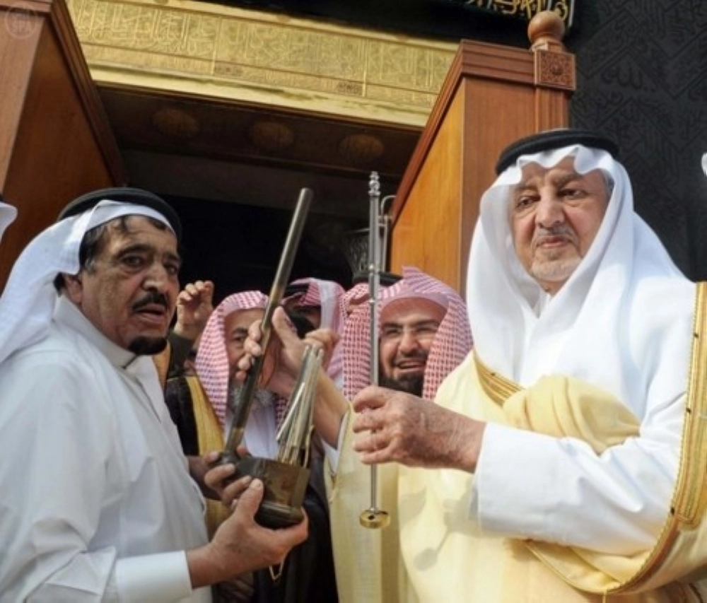 خالد الفيصل يغسل الكعبة في وقت سابق (مكة)