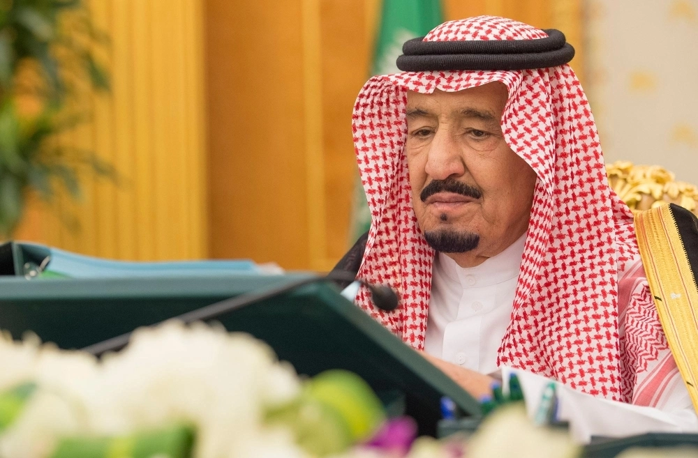 الملك سلمان لدى ترؤسه جلسة المجلس في قصر اليمامة بالرياض أمس  (واس)