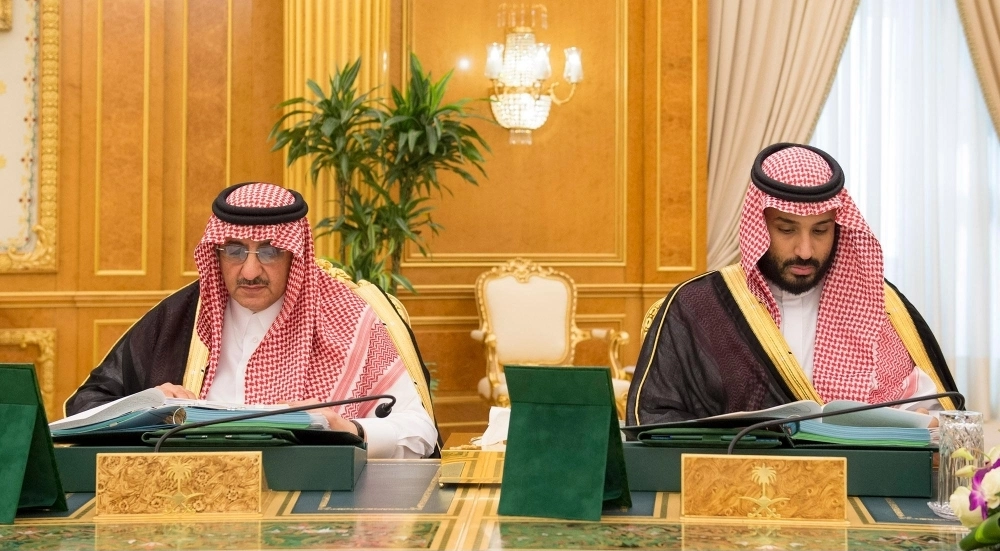 الأميران محمد بن نايف ومحمد بن سلمان خلال الجلسة