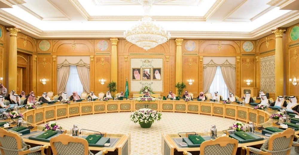 الملك سلمان لدى ترؤسه جلسة المجلس في قصر اليمامة بالرياض أمس ويظهر ولي العهد وولي ولي العهد  (واس) 