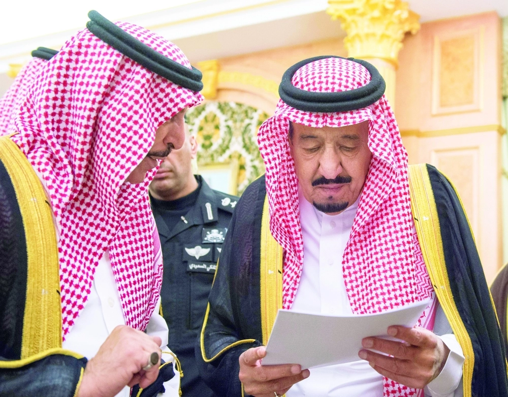الملك سلمان مطلعا على جدول أعمال المكتبة 