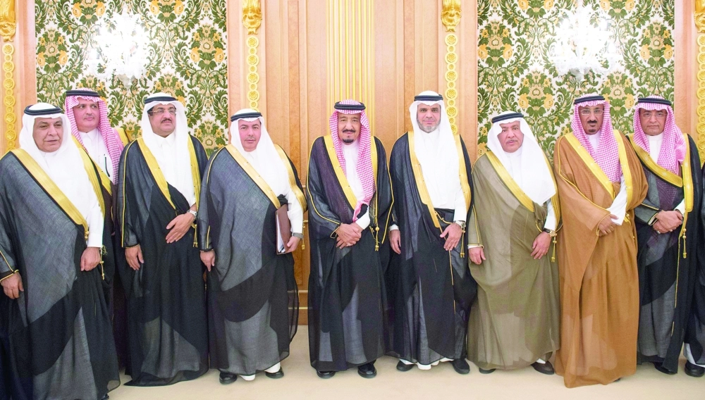 الملك سلمان متوسطا أعضاء مجلس أمناء المكتبة                                                                                                                                                                       (واس)