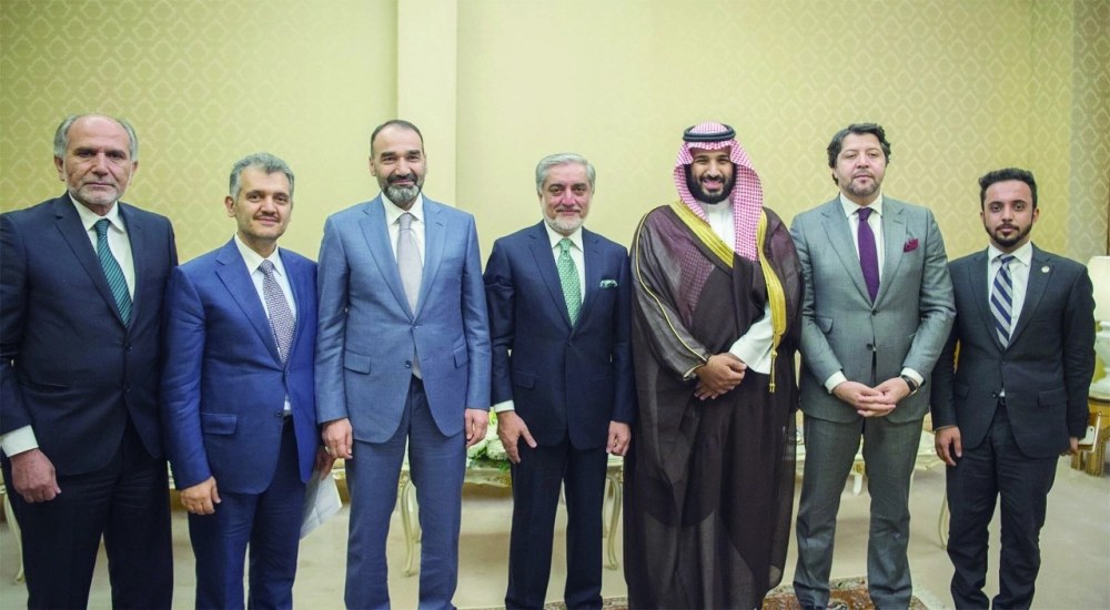 الأمير محمد بن سلمان متوسطا عبدالله عبدالله والوفد المرافق  (بندر الجلعود)