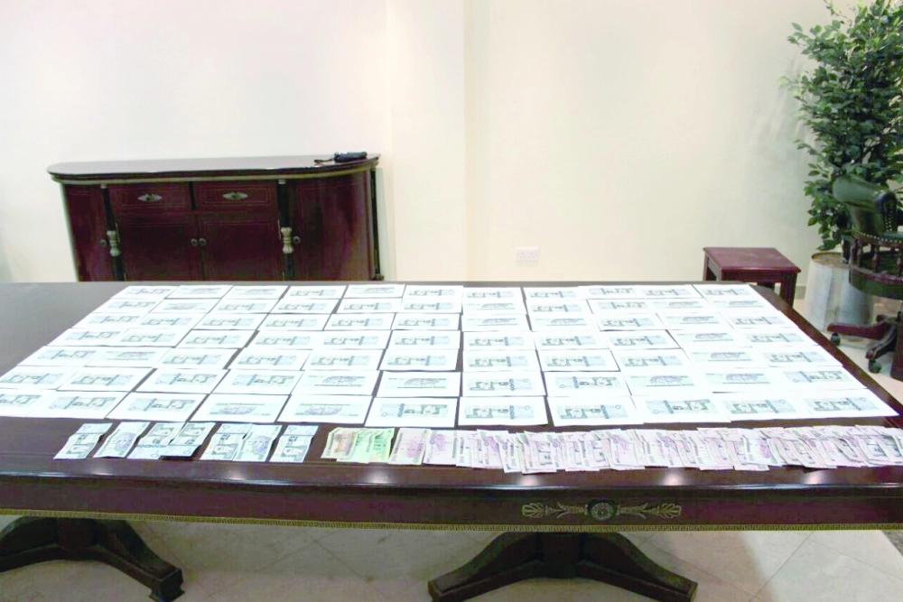 من العملات النقدية المزيفة المضبوطة (مكة)